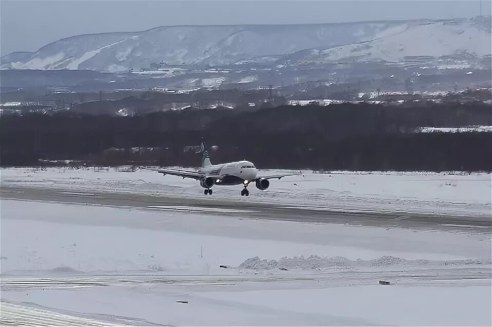 Петропавловск камчатский аэропорт вылета сегодня. Город Елизово аэропорт. Международный аэропорт Елизово новый. Камчатка аэропорт. Аэропорт Петропавловск-Камчатский 1996 год фото.