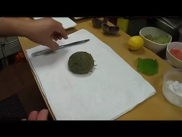 Как разделывать ежа. Японская кухня морские ежи. как разделать морского ежа. морской еж как разделать. морской ежик как разделывать.