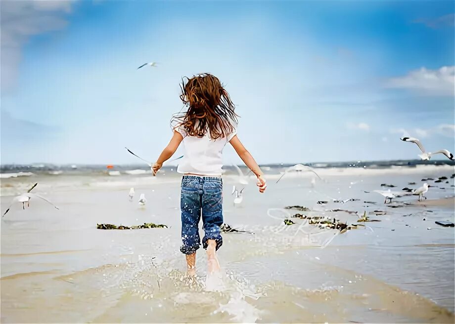 Дети бегут к морю. Девочка бежит к морю. Дети бегут по берегу моря. Дети на море спиной. Сделала твое лето