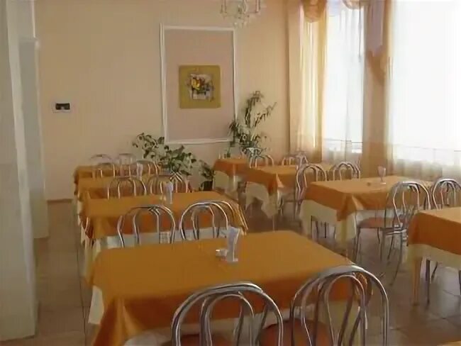 Столовая в школе. Школа-интернат 36 ставрополь. Школьная столовая для слабовидящих. Столовая санкт-петербург пни9. Окна в школьной столовой.