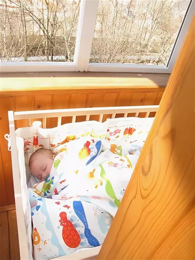 Спать на балконе. Детская кроватка на балконе. Кроватка на балкон для младенцев. Детская для новорожденного на балконе. Сон ребенка на балконе.