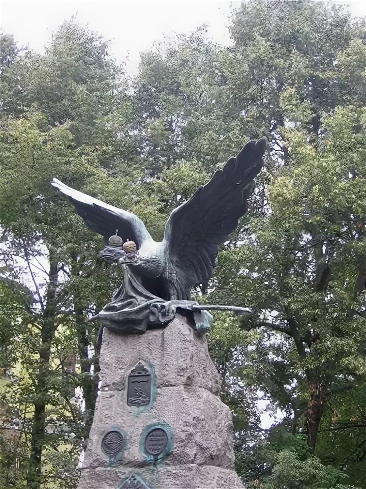 Вяземском стану. Памятник доблестным предкам в Вязьме. Памятник с орлами в Смоленске. Памятник одоблестным вильмандстрандцам в старой Руссе. Памятники в Вязьме Смоленской области фото с названиями.