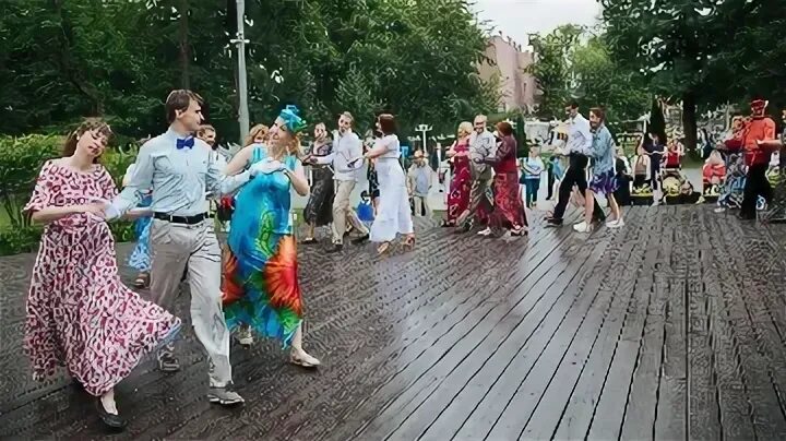 Кадриль танец. Девочка в платье из ситца банд одесса. Платье к ситцевому балу. Народный танец ноги. Платье для вальса на 9 мая.