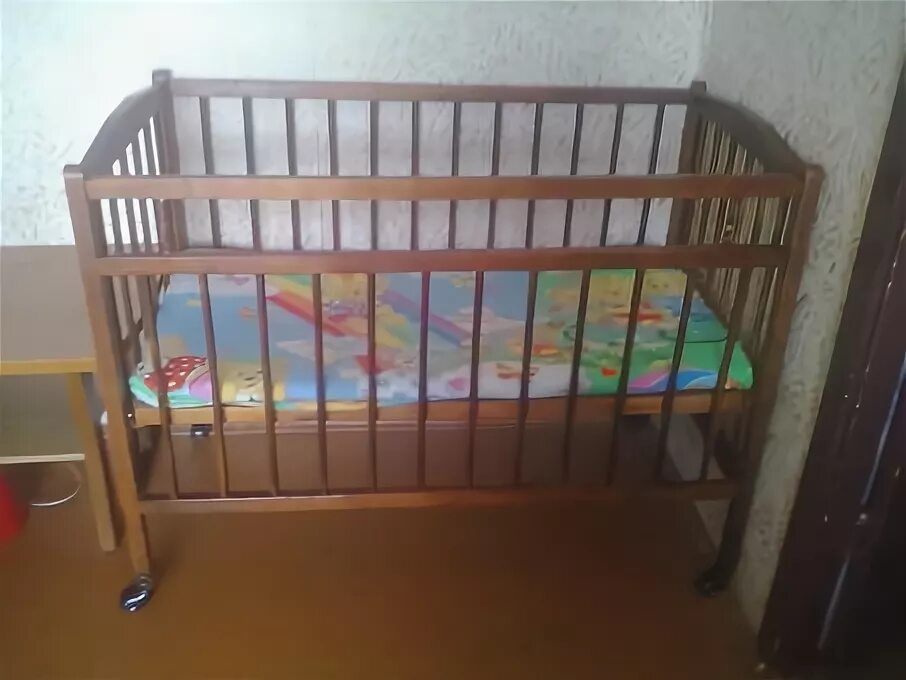 Кроватки детские курган авито. Продам детскую кроватку. Кровать дельфин розовая. Детская стенка бу бирюзовые ящи́ки. Кроватка с шкафчиками для новорожденных.