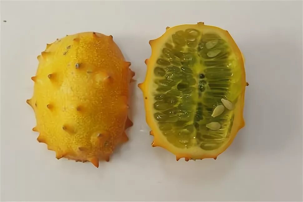 Фрукт желтый похож. Зеленый фрукт похожий на киви. желтый колючий фрукт. фрукт с колючками. зеленый фрукт внутри желтый.