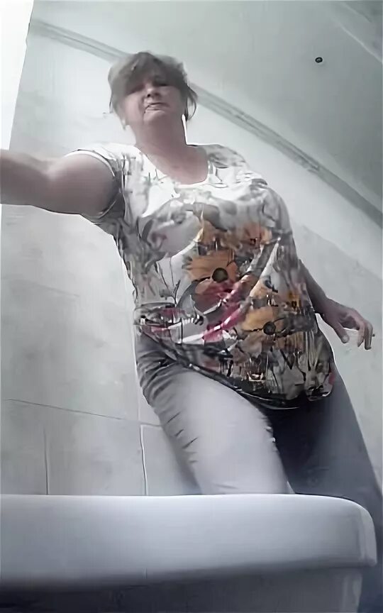 Женщина в деревенском сортире. Бабушки перед веб камерой. Улице. Взрослые женщины в туалете. Женщина в подворотне.