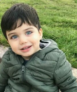 Маленький мальчик с большими глазами