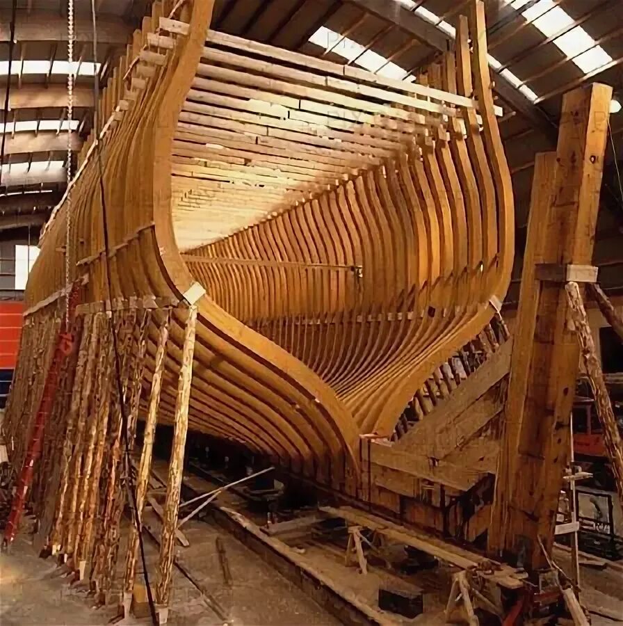 Судостроительная верфь в средневековье. Лодка бат ульмага. Лодка tango skiff. Деревянная модель корабля викингов. Лодки по старой технологии.
