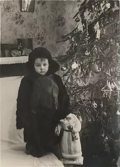 сестра шила. сестра шила. швея за швейной машинкой. моя маленькая сестра платья на выпускной. швея.