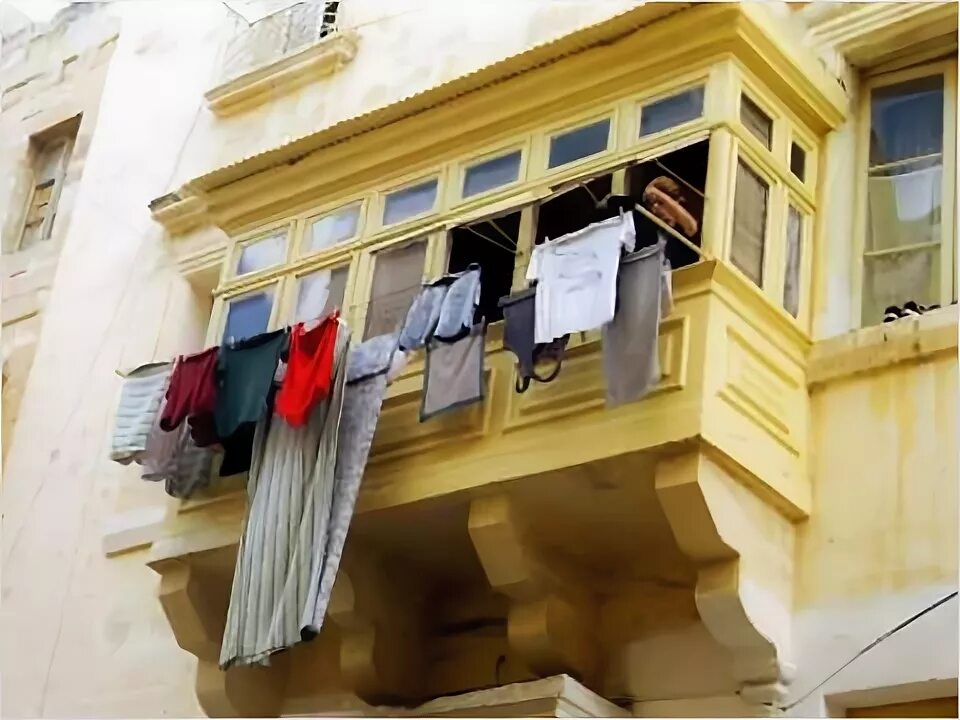 Развешивает белье на балконе. Балкон повешенных. Сушилка для белья на балкон в хрущевке. Человек на балконе. Балкон в общежитии.