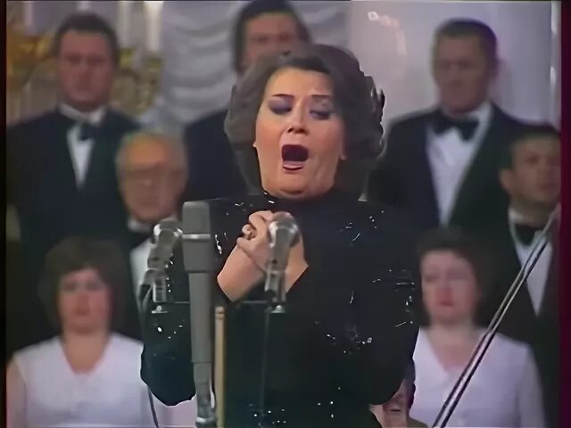 Какую песню на сцене исполняет учительница гульзифа