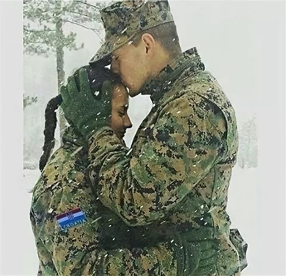 Спецназ с женой. Встреча солдата. Девушка спецназовец. Спецназовец обнимает. Любовь спецназа.