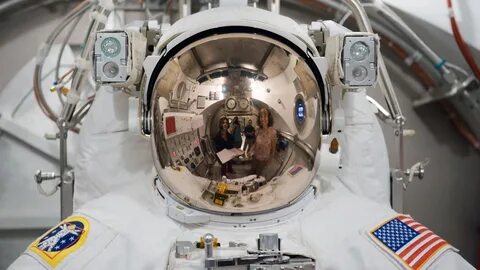 Космонавт находится на поверхности