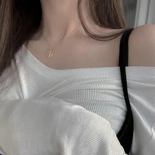 Видна ключица у девушки