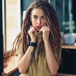 Девушка с дредами