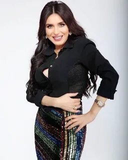 الفنانة دينا.