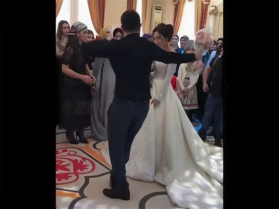 Ансамбль асса владикавказ. Дагестанская свадьба лезгинка. Танец лезгинка на свадьбе. Дагестанские танцы на свадьбе. Дагестанцы танцуют лезгинку в дагестане.