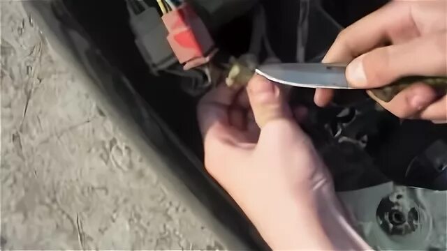 Отвертка в руке. Ваз заводится с отвертки. Отвертка плюс минус. Стартер отверткой напрямую ваз 2112. Замкнуть стартер напрямую калина.