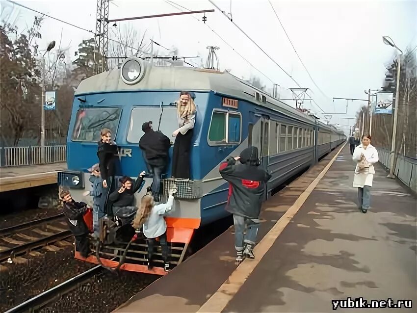 Туту болшево. Электрички Монино Подлипки дачные. Электрички Болшево Подлипки. Электричка станция Подлипки дачные Москва Монино. Болшево станция электричек.