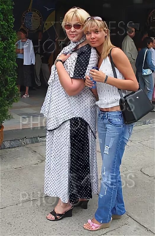 Мать ольги и татьяны арнтгольц. Родители татьяны и ольги. Родители татьяны и ольги. Мать ольги и татьяны арнтгольц. Родители татьяны и ольги.