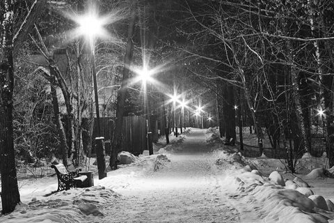 Темная улица зимой