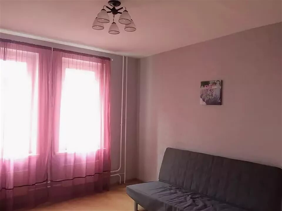 старинная комната. комната ул железнодорожная. комната на длительный срок миасс. холодильник перегораживает окно. суточная квартира метро молодежная.