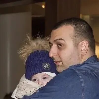 Под отцовской крышею. Для папы по крыше. Девочка спит с папой. Старые дома в живописи. Под отцовской крышею.