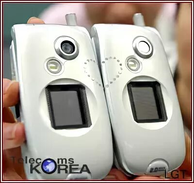 Телефон с двумя маленькими камерами