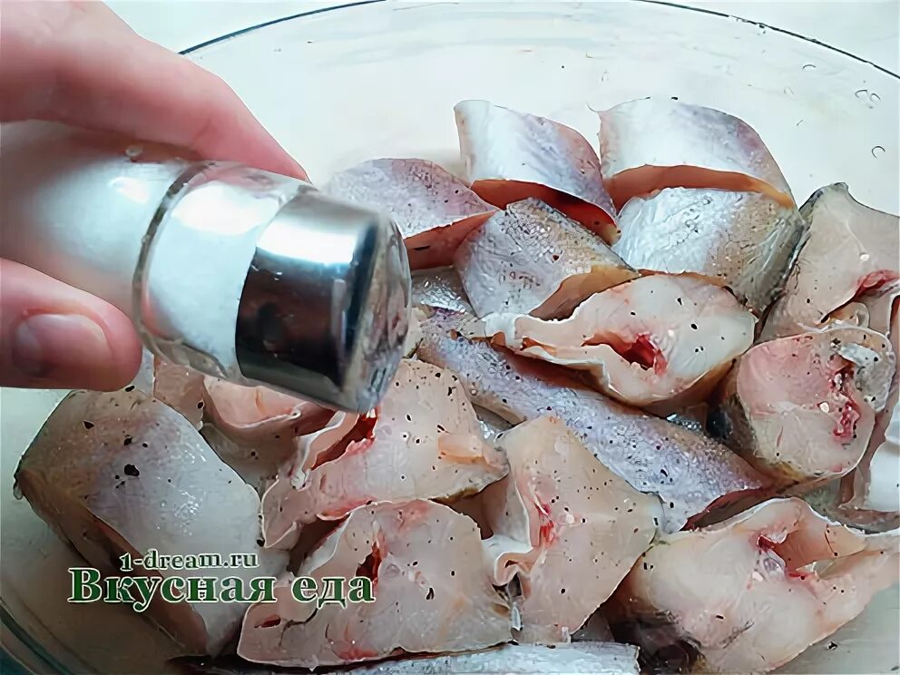 Как посолить минтай. Минтай очищенный. Как посолить минтай. Минтай способы приготовления. Нежнейший минтай под сметанно-чесночным соусом: рыба тает на губах!.