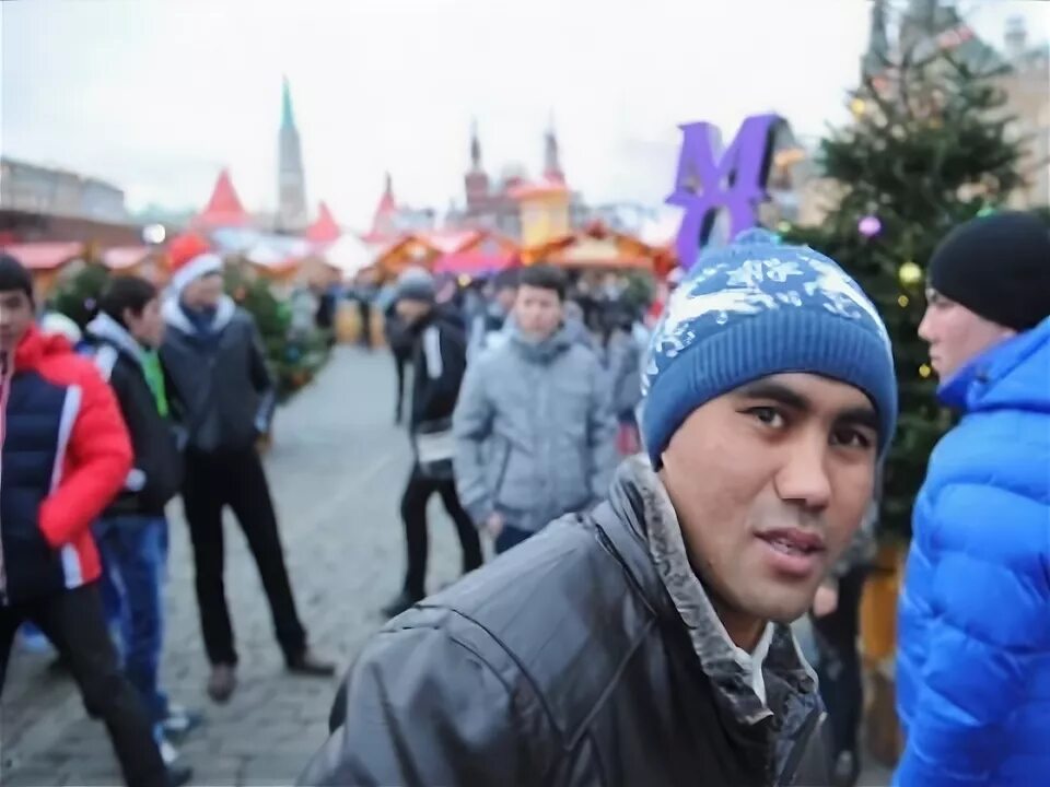 Таджики в москве. Дворник таджик. Таджики в москве. Кавказцы на красной площади. Московские узбеки.