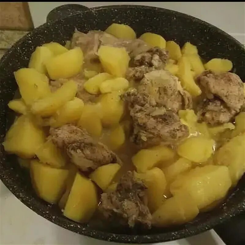 Картошка тушеная с котлетами
