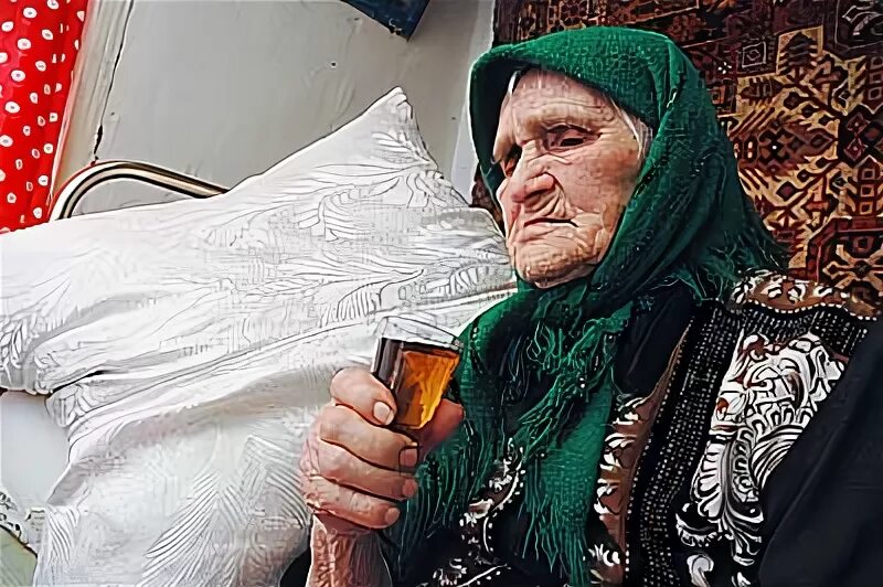 Старух пьют мочу