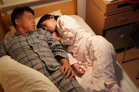 入 院 し た ら 隣 が け な げ な ひ よ こ 女 子.ム ラ ム ラ が 我 慢 で き な く な... 