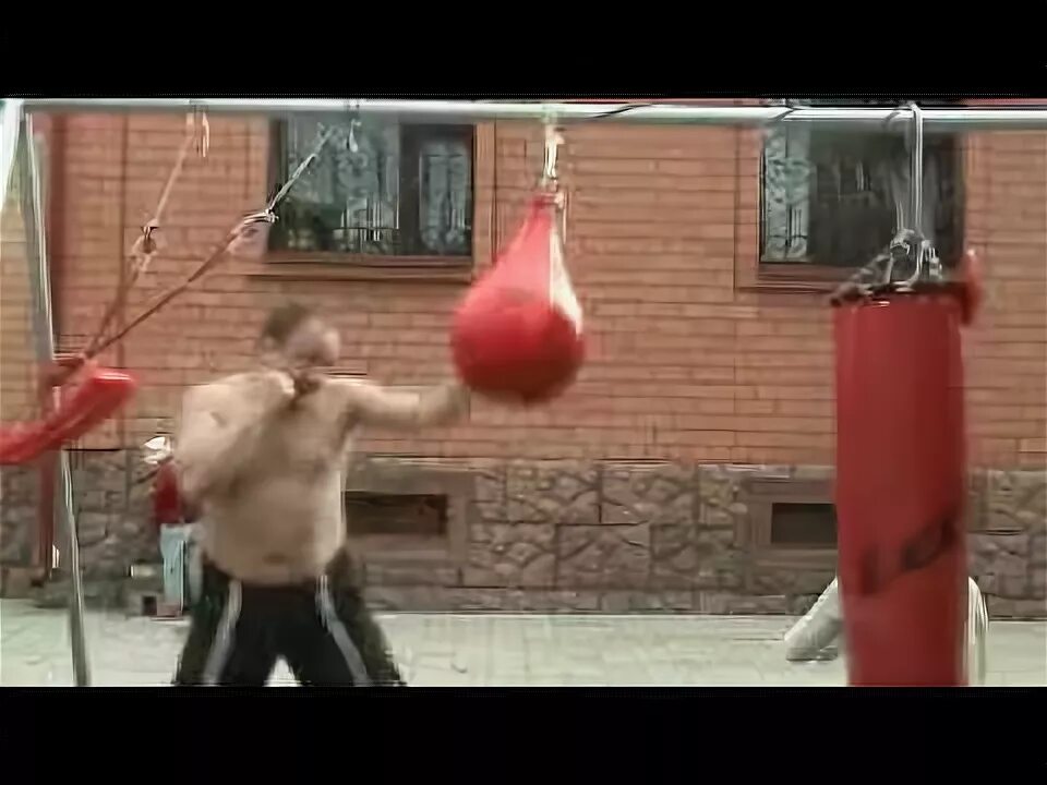 Груша для бокса. Груша для бокса. Тренировка с боксерской грушей. Надпись на боксерской груше. Зачем бьют грушу.
