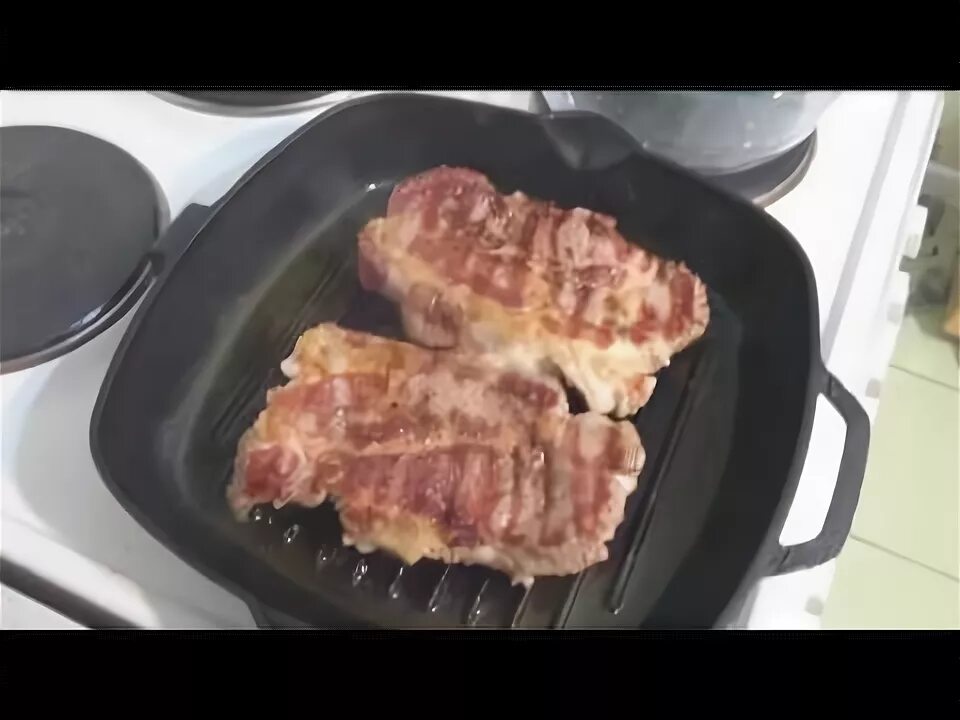 Стейк на сковороде