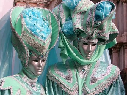 Карнавальные костюмы и маски