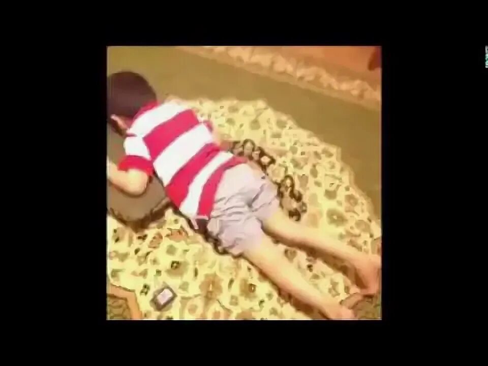 Родители бьют детей ремнём. Телесные наказания по ягодицам. Видео там где бьют детей. Видео там где бьют детей. Ремень для детей.