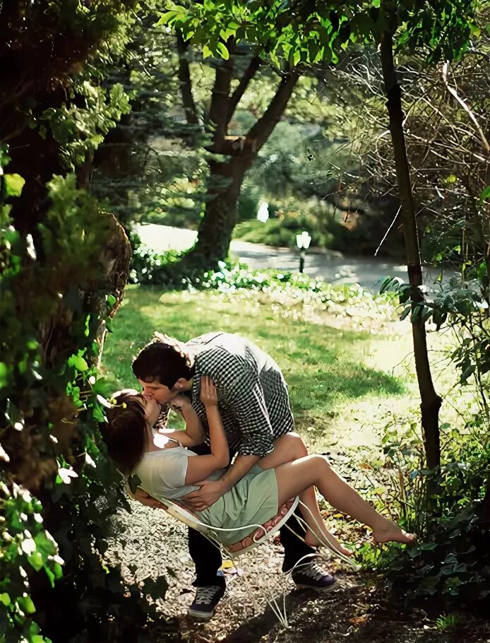Поцелуй у дерева. Девушка сидит на парне. Парень и девушка сидят на природе.