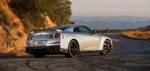 Скоростью nissan gtr