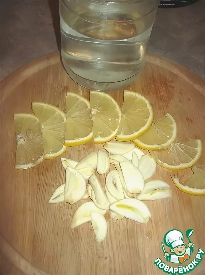 Смесь лимона с чесноком. Чеснок и лимон настоянный на воде. лимон чеснок. чесночный лимонад. настой чеснока с лимоном.