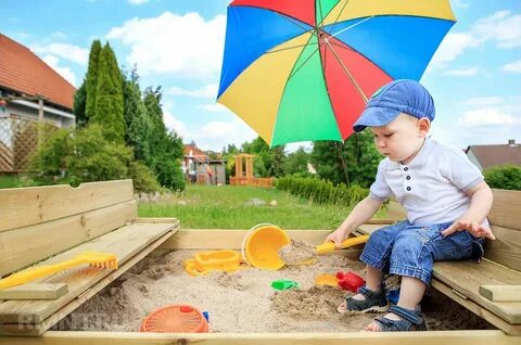 Новшества для владельцев загородных домов с 2021 года 4. Ребёнок в песочниц...