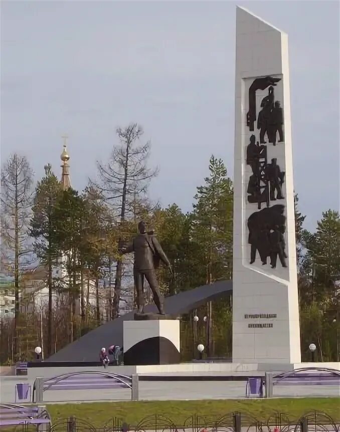 Губкинский памятник. Памятник губкину губкинский. Памятник первооткрывателям губкинский. Памятник первопроходцам новокузнецк. Памятник первопроходцам губкинский.