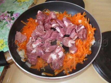 Мясо с капустой тушеное в горшочке