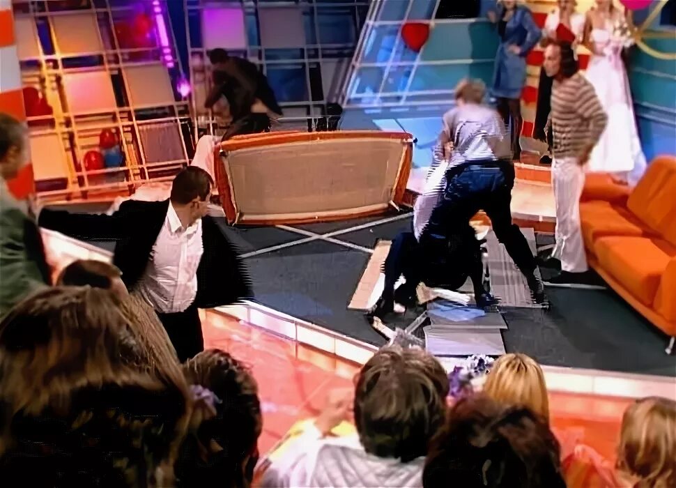 Дмитрий нагиев дерется с максом. Избитый дмитрий нагиев. Ток шоу окна драка. Передача окна с нагиевым драки. Ток-шоу окна с дмитрием нагиевым.