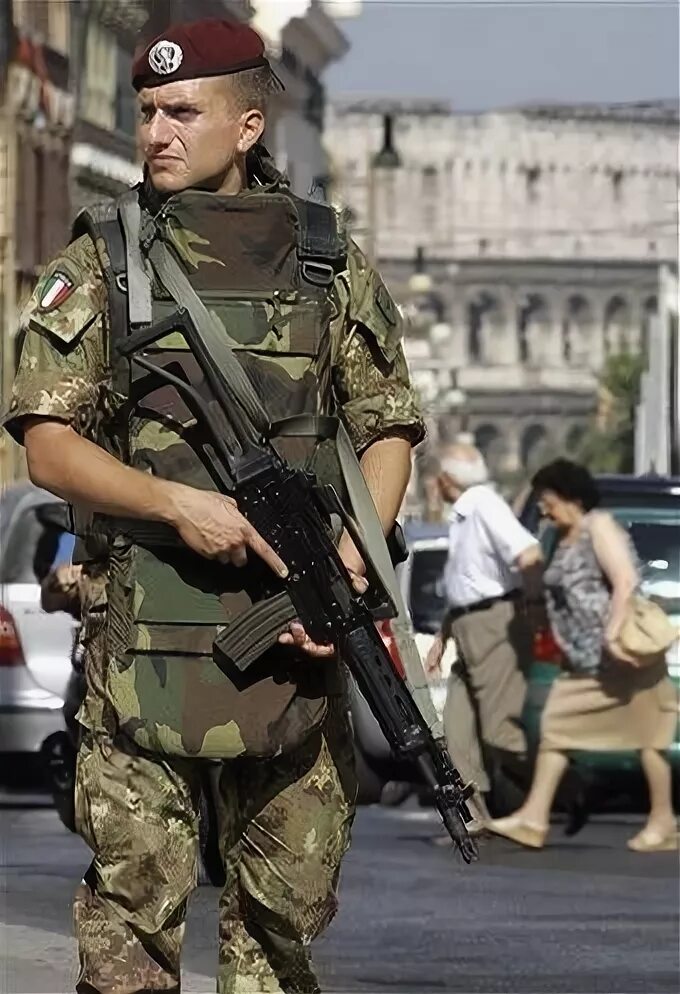 Солдаты италии современные. Военнослужащие италии. Italy military. Italy military. Солдаты италии.