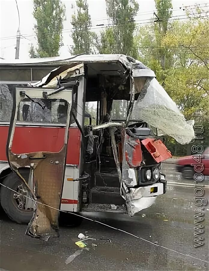 Автобус липецк екатериновка. Разбитый автобус город.