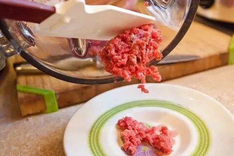 Измельчить мясо в фарш