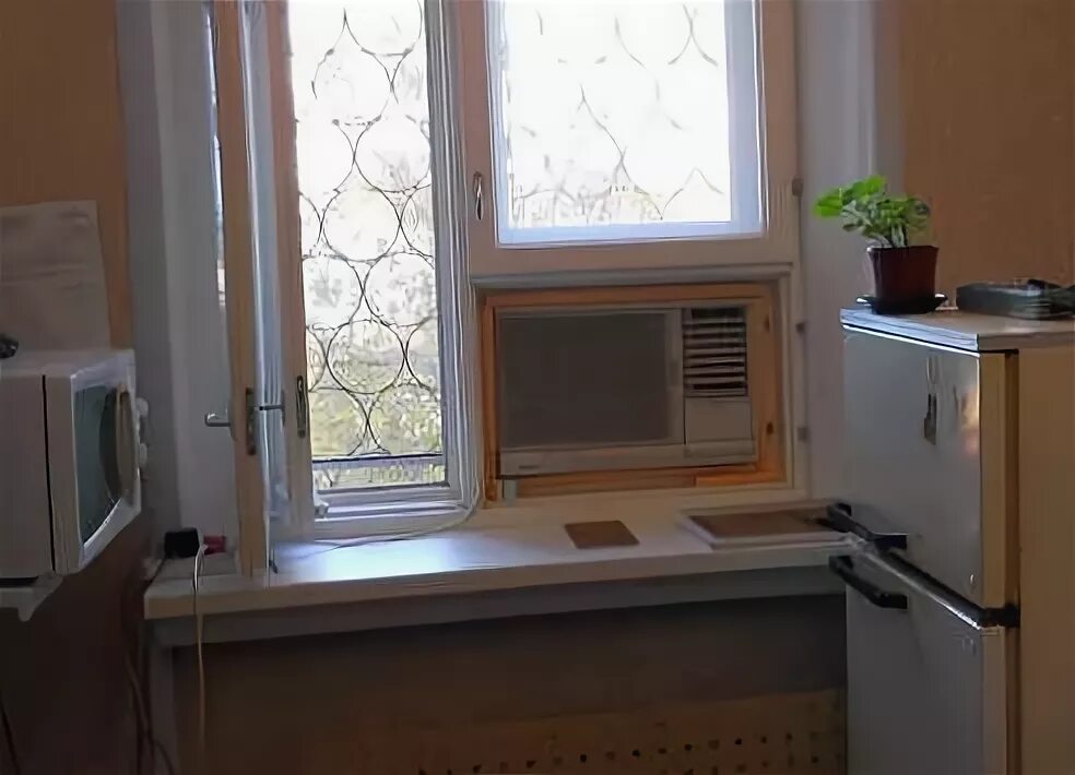 свч на подоконник в кухне. жалюзи на кухне в хрущевку. свч на подоконник в кухне. микроволновка на окне в маленькой кухне. микроволновка на окне.