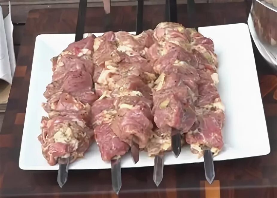 Какую свинину лучше выбрать для шашлыка. Шашлык на мангале. способы мариновки шашлыка из свинины. самое мягкое мясо в свинине. посуда для мариновки шашлыка.