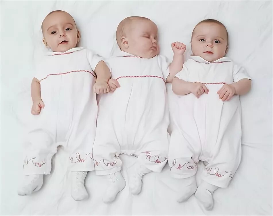 Родилась тройня. Тройня. Семья с двойней. К чему снятся новорожденные дети двойняшки женщине. Дети двойняшки.